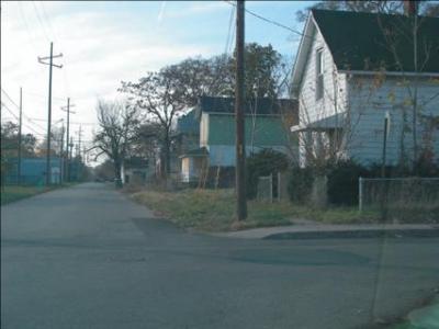 occupied and abandoned houses stand side by side in the district (courtesy of AIA)