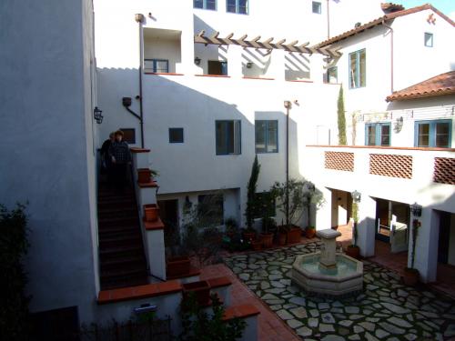 The delightful shared spaces in Granada Courts make densities of 50 units to the acre feel relaxed and livable. The fountain court and narrow staircases could fit naturally into a Mykonos hillside. Smart use of the courtyard allows what would otherwise be common-space hallways to be reborn as balconies and loggias. 