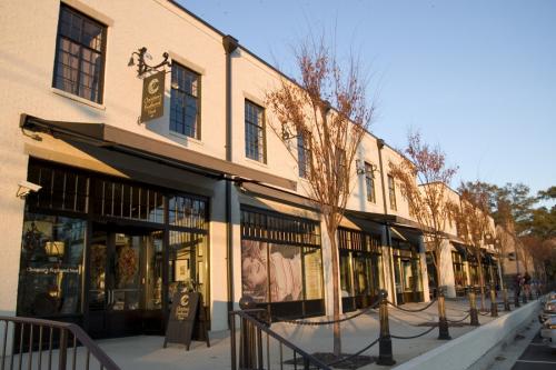 This project, located in the Old Cloverdale neighborhood of Montgomery, is the city's first mixed-use development. The developer sought to revitalize the area through this infill initiative by creating more residences, establishing pedestrian friendly sidewalks, locating parking on the street and at the rear of the project, and establishing large outdoor dining areas and street-oriented shop fronts along the projects main frontages.